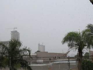 Cenário na tarde deste domingo em Campo Grande, com registro de neblina. (Foto: Marina Pacheco).