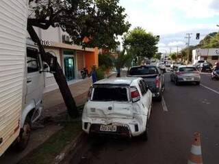 Caminhão se chocou contra veículos, estacionados na via (Foto: Anahi Gurgel)