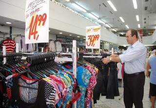 Fiscais vão conferir etiquetas das roupas (Foto: Arquivo)