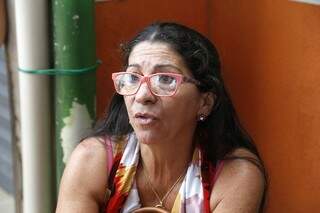 Lucimara Lopes da Silva reclama da sujeira nos ônibus. (Foto: Gerson Walber)