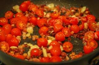Corte os tomates cerejas com alho em lâminas e frite no azeite com bacon (Foto: Fernando Antunes)