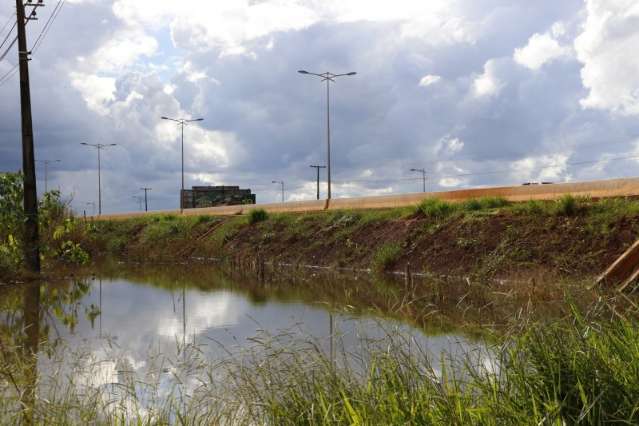 Com bairro alagado ap&oacute;s duplica&ccedil;&atilde;o, moradores voltam a bloquear rodovia