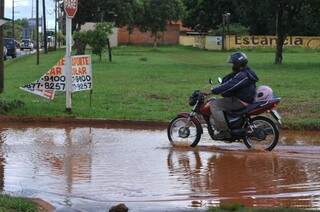 Campo-grandense ainda sofre com transtornos causados pela chuva. (Foto: Alcides Neto)