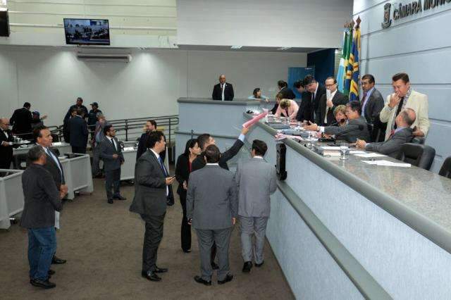 Ap&oacute;s pol&ecirc;mica com &iacute;ndios, vereador bate-boca com colegas 