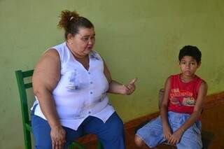 Mãe está preocupada. Não quer que o filho reprove, mas não vê saída. (Foto: Pedro Peralta)