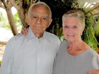 Seu Arthur Altounian hoje tem 90 anos de idade, ao lado da esposa. (Fotos: Rawany Brandão)
