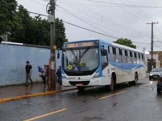 Mulher foi ferida no rosto com pedrada quando aguardava ônibus e afirma que agressão partiu de criança. (Foto: Kísie Ainoã)