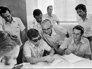 Ao centro, juiz eleitoral (de óculos) contando os votos que confirmaram vitória de Antônio Mendes Canale, em 1974. (Foto: Roberto Higa)