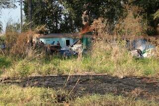 Incêndio em mato, perto de materiais recicláveis, assustou moradora, que morreu. (Foto: Marcos Ermínio)