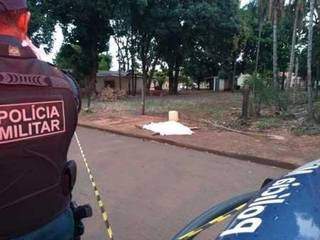 O corpo de Marcio ficou estirado na calçada e ainda não há mais detalhes sobre o homicídio. (Foto: José Pereira / SidrolandiaNews) 