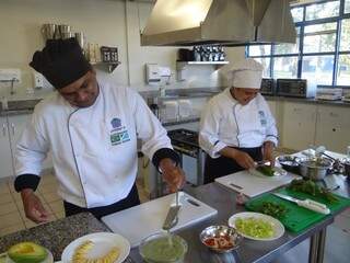 Acadêmicos em aula prática do curso de gastronomia da Uniderp (Foto: Uniderp/Divulgação)