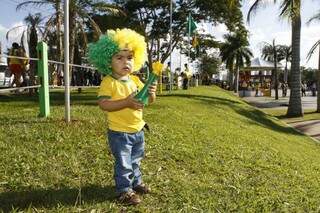 Yago, de 1 ano e 10 meses, usava até peruca verde e amarela. 