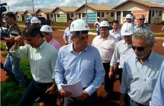 Governador visita obras em andamento em Dourados e diz que meta da habitação foi alcançada (Assessoria - Rodrigo Maia)