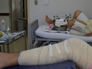 Pacientes vítimas de acidente de trânsito em recuperação na enfermaria da Santa Casa. (Foto: divulgação/ Santa Casa)