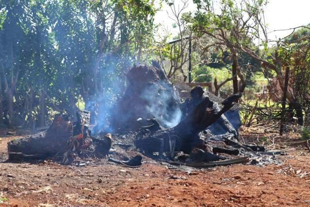 Chamas em terreno se espalham e destroem totalmente casa de madeira 