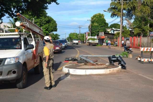 Sem&aacute;foro derrubado tumultua tr&acirc;nsito no bairro Monte Castelo