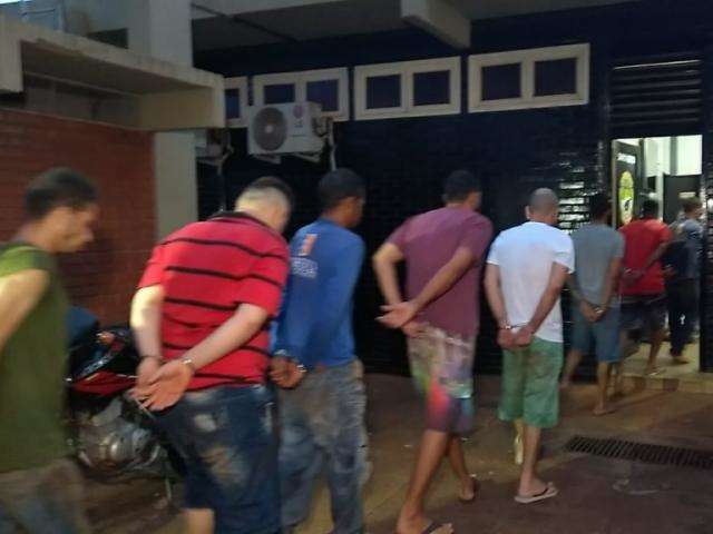 Pol&iacute;cia identifica autores de assassinato de interno quase em frente de pres&iacute;dio
