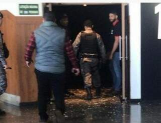 Policiais na porta do cinema de Dourados, momentos após a morte, há uma semana (Foto: Direto das Ruas)