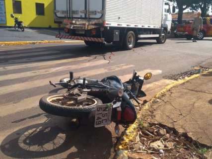 Motociclista é atropelada por caminhão em cruzamento do centro