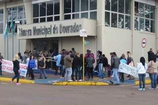 Professores de Dourados, em greve há duas semanas, protestam na Câmara (Foto: Gracindo Ramos/Divulgação)