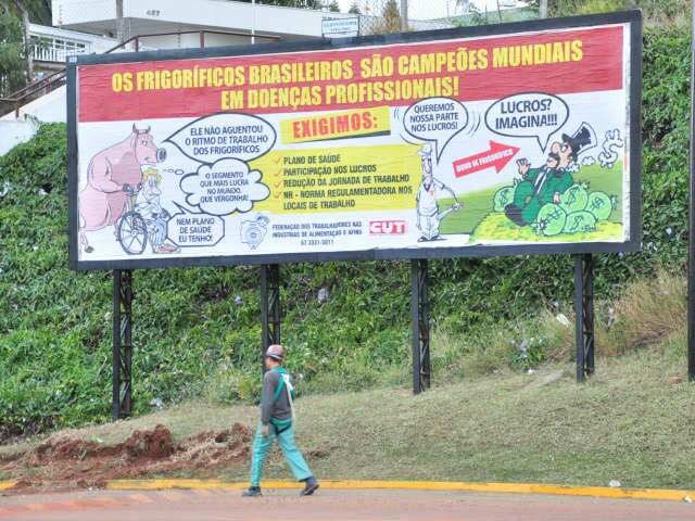 Durante evento de pecuaristas, trabalhadores fazem protestos com outdoors