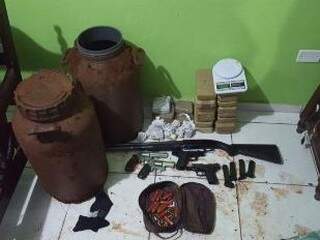 Drogas ficavam em galões enterradas no fundo de casa (Foto: divulgação/Polícia Civil)