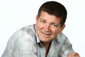 Cantor morre ao ser prensado por caminh&atilde;o que tentava estacionar