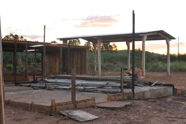 Comunidade pede ajuda para reconstruir escola volunt&aacute;ria destru&iacute;da pelo fogo