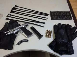 Com os suspeitos foram encontradas a pistola .380, luvas e grampos. (Foto: Divulgação/PMMS)