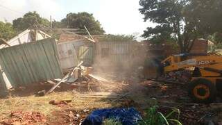 Máquinas derrubaram casas em terreno público, hoje em Dourados (Foto: Adilson Domingos)