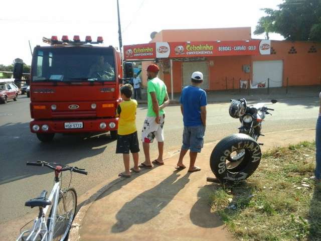 Motociclista &eacute; lan&ccedil;ada por cima de ve&iacute;culo ap&oacute;s colis&atilde;o no Bairro S&atilde;o Conrado