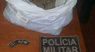 O saco plástico com a droga estava enterrada no terreno da residência. (Foto: Divulgação)