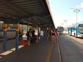 Movimento no Terminal Morenão na tarde desta terça-feira (05). (Foto: Kísie Ainã)