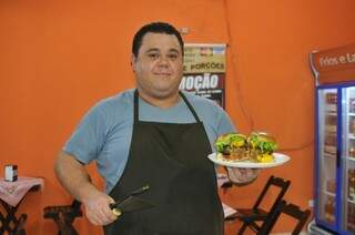 Celso se inspirou nos programa de culinária que assistia pela televisão. (Foto: Alcides Neto)
