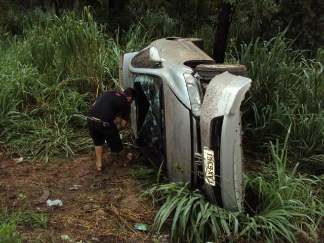  Com chuva forte, Honda sofre aquaplanagem e capota na BR-163