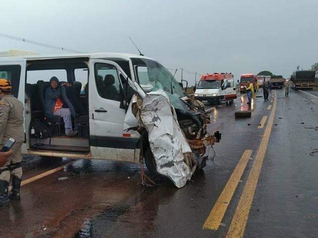 Acidente com 9 feridos foi provocado por carreta estragada na pista