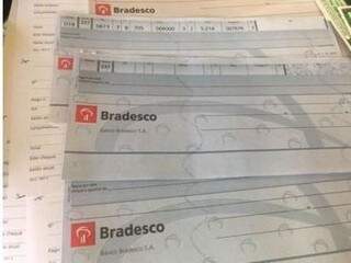 Folhas de cheques localizadas com o grupo e apreendidas (Foto: divulgação/Polícia Civil) 