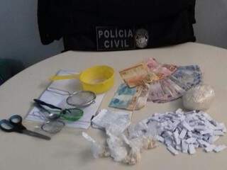 Além das drogas e do dinheiro, a polícia também apreendeu uma arma de brinquedo. (Foto: Divulgação/Polícia Civil)