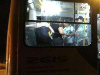 Ao menos duas passageiras ficaram feridas durante a ação dos vândalos (Foto: Direto das Ruas) 