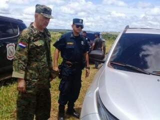 Policiais paraguaios ao lado da Fiat Toro usada em ataque a pistoleiro (Foto: ABC Color)