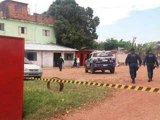 A Policia Militar isolou o local durante o trabalho dos peritos. (Foto: Diário Corumbaense) 
