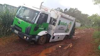 Atolamentos de caminhões da coleta de lixo representou R$ 22 mil de prejuízos a empresa CG Solurb neste ano (Foto: Direto das ruas)