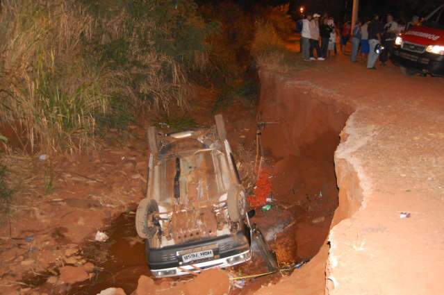  Prefeitura define empresa que far&aacute; obras em cratera que "engoliu" carro