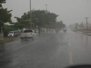 Após calor no início da tarde, volta a chover em Campo Grande. (Foto: Marlon Ganassin)