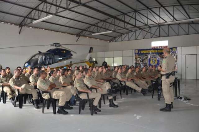 PRF faz opera&ccedil;&atilde;o em aeroporto para apresentar 70 novos policiais