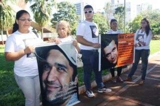 Família se reúne para fazer protesto depois de Bonifácio ser solto. (Foto: Arquivo/Marcos Ermínio)