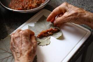 As mãos ainda fazem o melhor da comida árabe. (Foto: André Bittar)