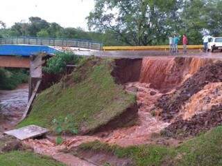 Chuva de 80 mm alaga ruas, invade resid&ecirc;ncia e causa interdi&ccedil;&atilde;o de ponte 