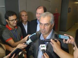 Governador Reinaldo Azambuja fala com a imprensa ao sair da reunião sobre o gás (Foto: Mayara Bueno)