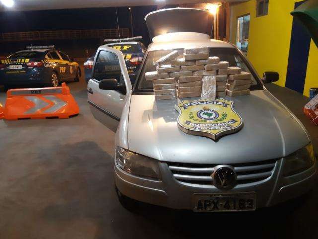 Dupla &eacute; presa com 31 quilos de pasta-base de coca&iacute;na no painel de carro